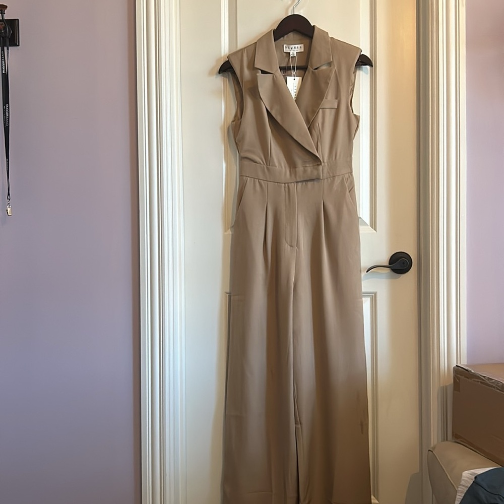 NWT size Small - Big hit fashion size small notch, lapel, flaired leg jumpsuit - Picture 7 of 8